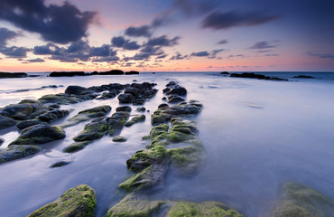 Obraz premium beautiful sunset seascape with vibrant sky. long expose effect.