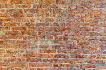 Obraz premium Old and damaged brown brick wall