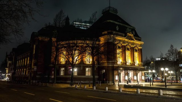Timelapse of the Laeiszhalle Hamburg, including streetlights and traffic at night.