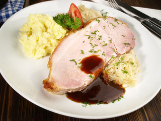 Schweinekrustenbraten mit Sauerkraut