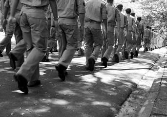 Obraz premium men marching on the street