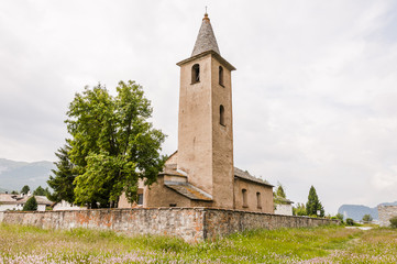 Fototapeta premium Sils, Sils-Maria, Segl, Baselgia, St. Lorenz, Kirche, Engadiner Dorf, Oberengadin, Engadin, Wanderweg, Bergwiese, Alpen, Graubünden, Sommer, Schweiz