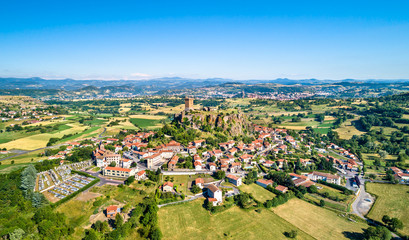 Obraz premium Widok na miejscowość Polignac z twierdzą. Auvergne, Francja