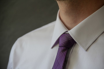 Mann trägt ein Hemd und eine Krawatte