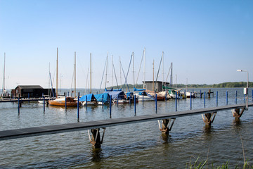 Kleiner Hafen mit Segelboote