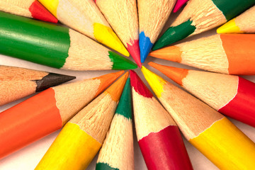 Naklejka premium Colored pencils from above with points together