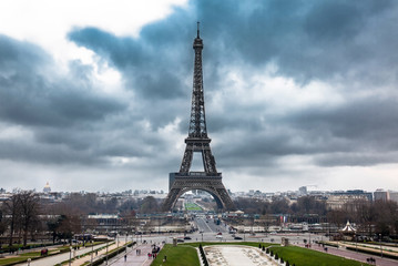 Fototapeta na wymiar The famous Tour Eiffel at the end of winter under storm clouds