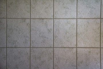 Weiße Fliesen mit grauem Muster als steriler Hintergrund