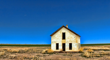 Fototapeta na wymiar Old abandoned farmhouse on the high plains of Colorado