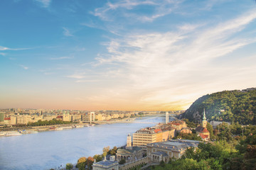 Fototapeta na wymiar Beautiful views of the Danube and the Gellrt Hill in Budapest, Hungary