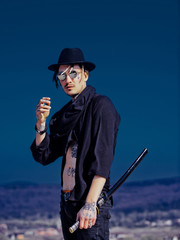 Naklejka premium Man with katana sword standing on dark blue sky