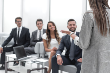 Obraz premium business woman makes a report for the business team