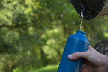 acqua nella bottiglia