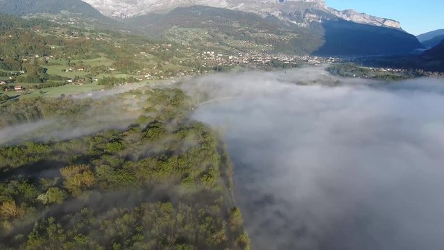 Lac de passy sous le bouillard, 74, haute savoie, france 