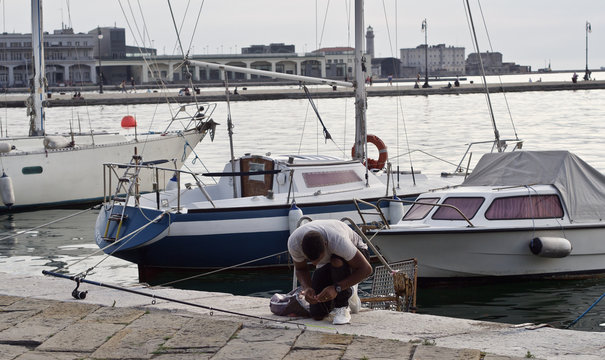 Ein junger Mann fischt an der Meeresk&uuml;ste 