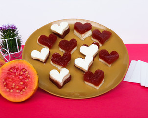 Romeo and Juliet is a traditional Brazilian dessert made with cheese and guava. This combination can be in the form of pies, ice cream, rolls, jams, mousses, pizzas, sweets, among others;