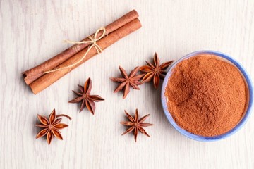 Cinnamon powder and stick