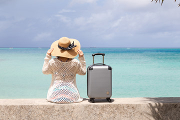 沖縄旅行を楽しむ若い女性