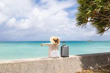 沖縄旅行を楽しむ若い女性