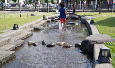 水遊びをする子供たち
