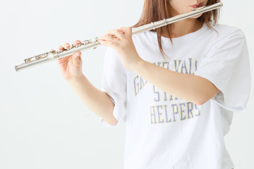 フルートを吹く綺麗な女子大学生 © 健二 中村