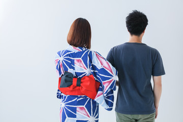 浴衣姿の彼女を連れたカップル