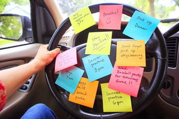 Steering wheel covered in notes as a reminder of errands to do - obrazy, fototapety, plakaty