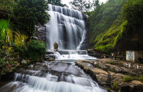 Fototapeta Dunsinane Falls is a waterfall in Nuwara Eliya District of Sri Lanka. It is situated in Pundaluoya village and between the Tea estates known as Dunsinan and Shin.
