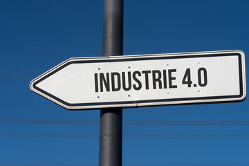 Ein Wegweiser zeigt die Richtung Industrie 4.0