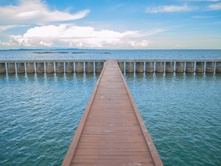 Obraz premium Wooden bridges on the ocean with idyllic ocean and beautiful Sky in vacation time,Holiday in the sea,Summer concept