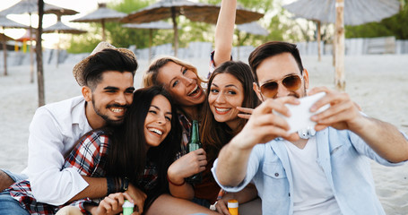 Obraz premium Happy young people taking selfies