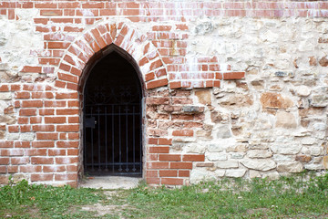 Fototapeta na wymiar door in an old brick wall 