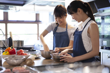 料理教室で講師の説明をフマホで録画する女性 Apron Canvas Print Apr Monet