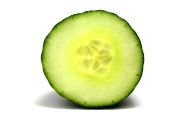 Reife leckere Gurken-Scheibe close up isoliert weißer Hintergrund