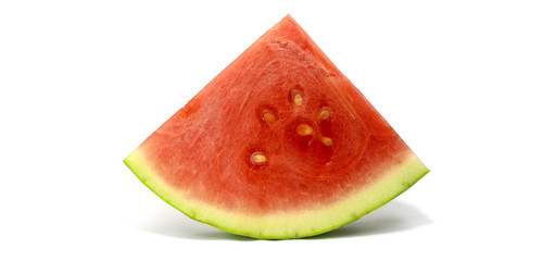 Ein Stück reifer und frischer Wassermelone geschnitten und isoliert