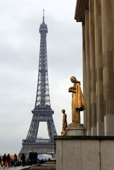 Fototapeta na wymiar golden statues near eiffel tower in trocadero square