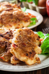 Chicken medallions with red peppers served with chips