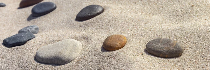 Fotobehang Zen Stenen mooie stenen verschillende kleuren op het zand  © WeźTylkoSpójrz