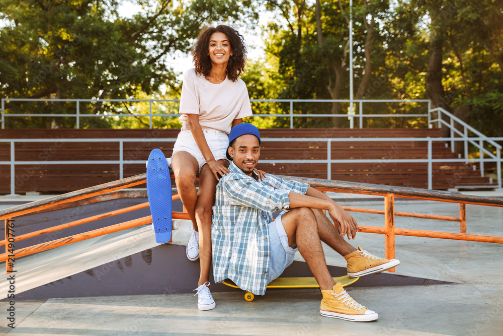 Poster Portrait of a happy young african couple