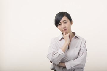 色とりどりの紙を前に困った表情をする若い女性 Wall Mural Hidez