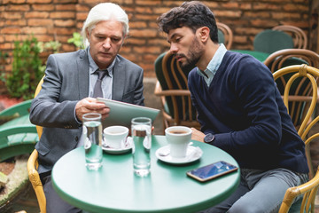 Two colleagues have a meeting in the cafe
