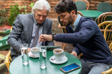 Two colleagues have a meeting in the cafe