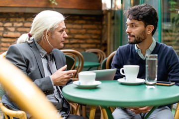 Two colleagues have a meeting in the cafe