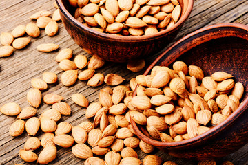 Cleaned kernels apricots