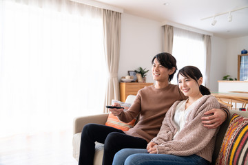 テレビを見るカップル