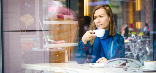 beautiful woman drinking coffee in the cafe