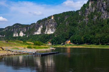 Das Basteigebirge und die Elbe in der sächsischen Schweiz