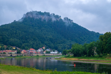 Fototapeta premium Die Elbe und die Festung Königstein in der sächsischen Schweiz