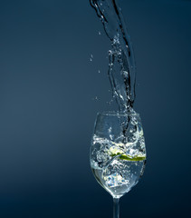 Wasserglas mit Mineralwasser und Limette zur Erfrischung an heißen Tagen