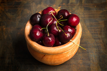 Cerezas  sobre fondo rústico. Vista superior